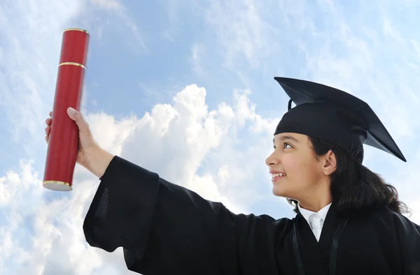 Diploma graduándose pequeño estudiante árabe — Foto de Stock