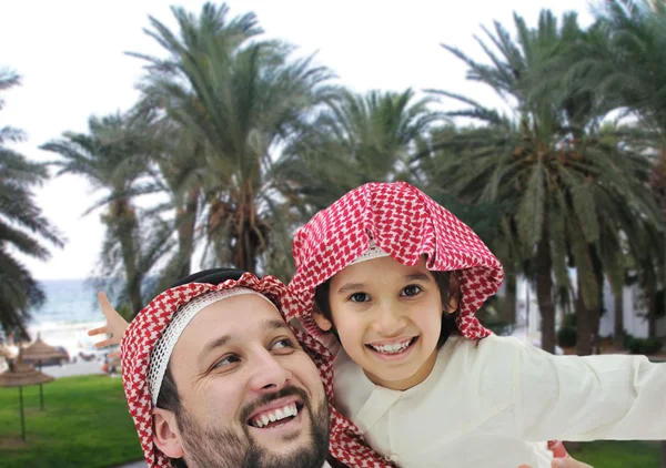 Mellanöstern familjen hemma — Stockfoto