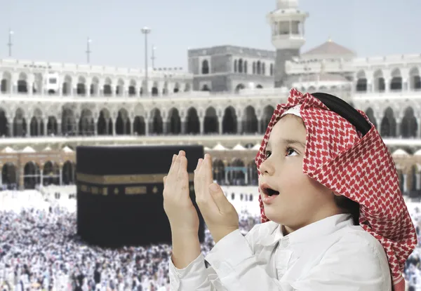 Criança árabe muçulmana orando — Fotografia de Stock