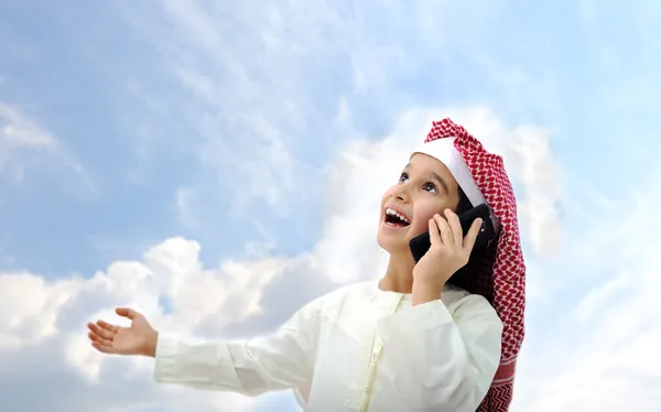 Miúdo árabe a falar ao telefone lá fora — Fotografia de Stock