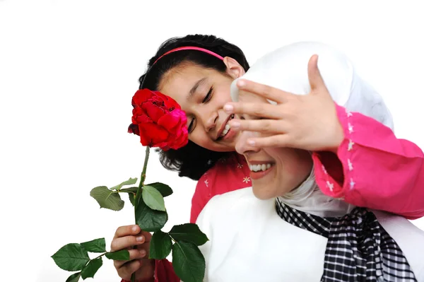 Bambina che dà regalo rosa a sua madre — Foto Stock
