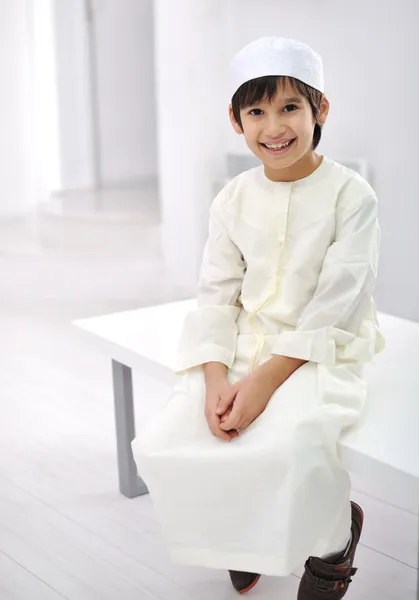 Pequena criança árabe interior — Fotografia de Stock