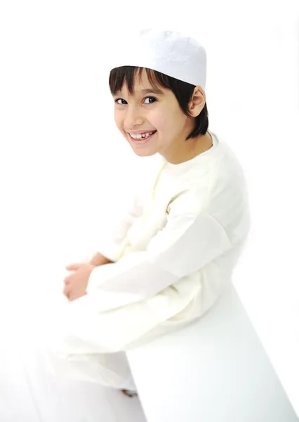 Criança muçulmana árabe sentada em casa — Fotografia de Stock