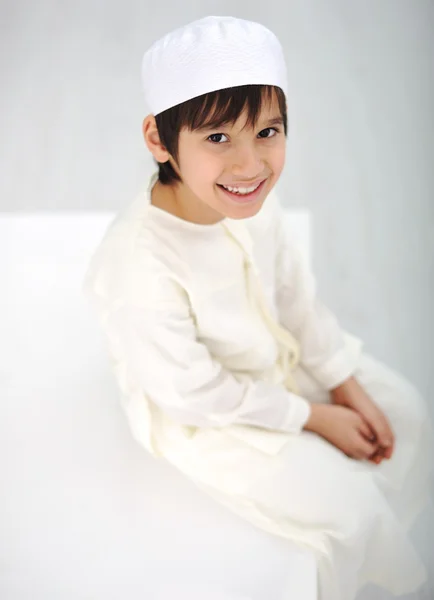 屋内に座っている小さなアラビア イスラム教子供 — ストック写真