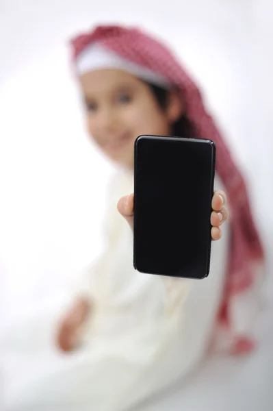 Criança muçulmana árabe com telefone celular pronto para sua mensagem — Fotografia de Stock