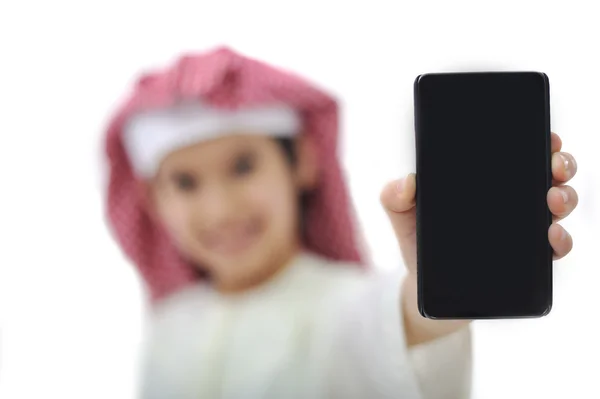 Ιδιαίτερο σχήμα αραβικού παιδί με κινητό τηλέφωνο — Φωτογραφία Αρχείου