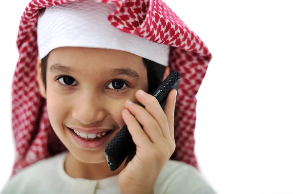 Portrait d'un enfant arabe parlant au téléphone — Photo