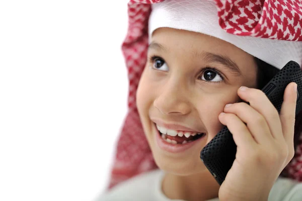 Ιδιαίτερο σχήμα αραβικού παιδάκι με τηλέφωνο — Φωτογραφία Αρχείου