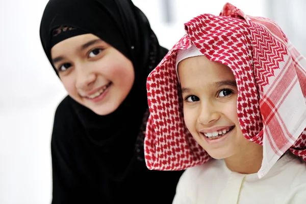 阿拉伯文穆斯林兄弟和姐妹 — 图库照片
