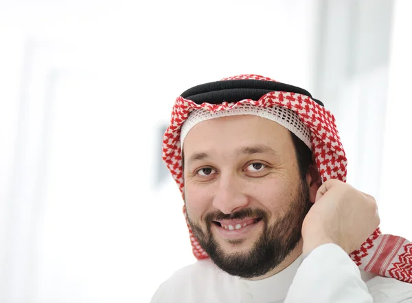 Αραβικά επιχειρήσεων άνδρας ο οποίος φορούσε παραδοσιακά ρούχα — Φωτογραφία Αρχείου