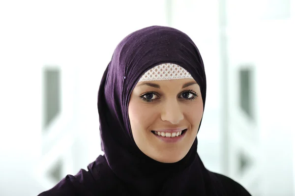 Csinos, fiatal ázsiai muszlim nő — Stock Fotó