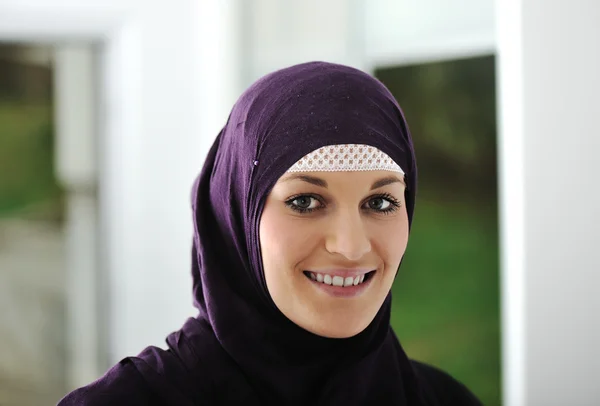 かなり若いアジアのイスラム教徒の女性 — ストック写真