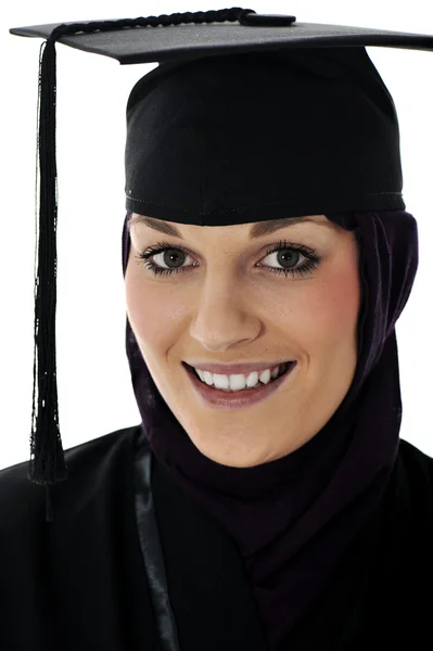 Felice studente laureato ragazza musulmana — Foto Stock