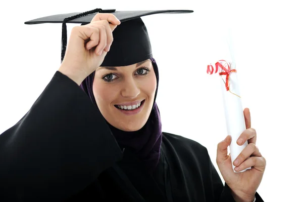Estudante muçulmano árabe pós-graduação feliz com diploma — Fotografia de Stock