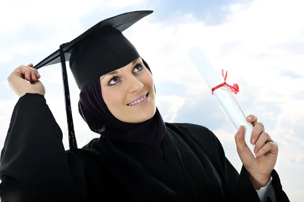 Estudante muçulmano pós-graduação feliz com diploma — Fotografia de Stock