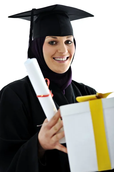 Joven árabe musulmán mujer graduándose y recibiendo diploma y regalo — Foto de Stock