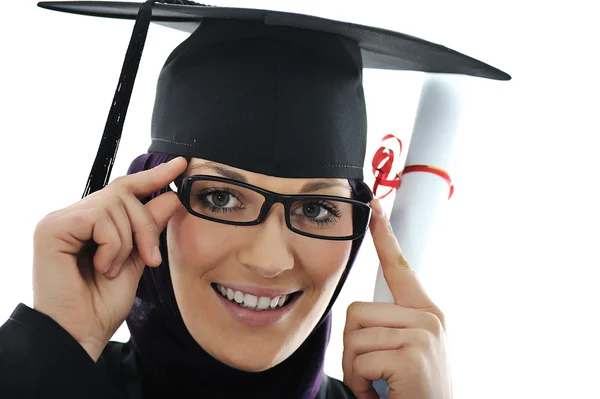 Glücklicher Absolvent arabisch-muslimischer Student mit Diplom — Stockfoto