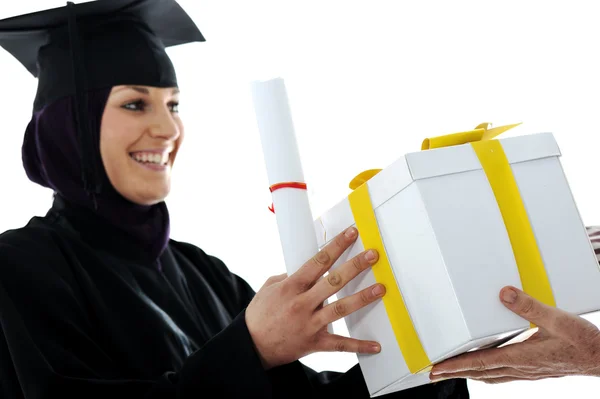 Joven árabe musulmán mujer graduándose y recibiendo diploma y regalo —  Fotos de Stock