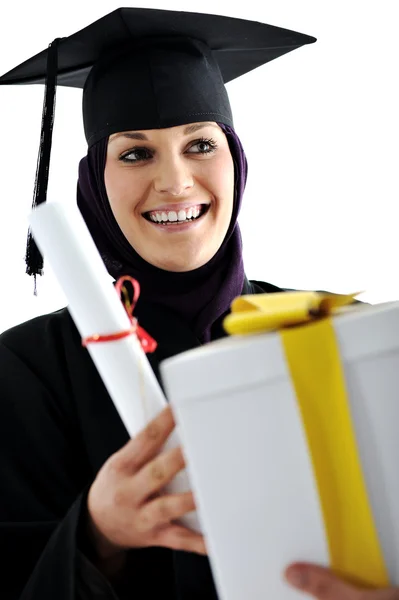 Joven árabe musulmán mujer graduándose y recibiendo diploma y regalo — Foto de Stock
