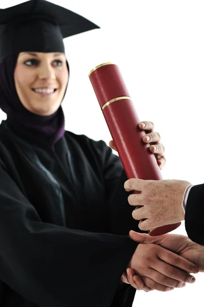 Jovem árabe muçulmano fêmea graduando e recebendo diploma — Fotografia de Stock