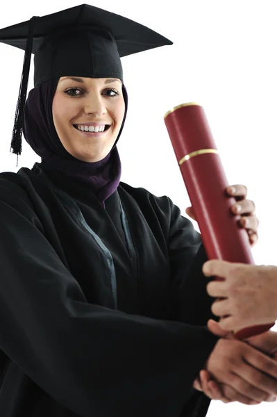 Joven árabe musulmán mujer graduándose y recibiendo el diploma — Foto de Stock