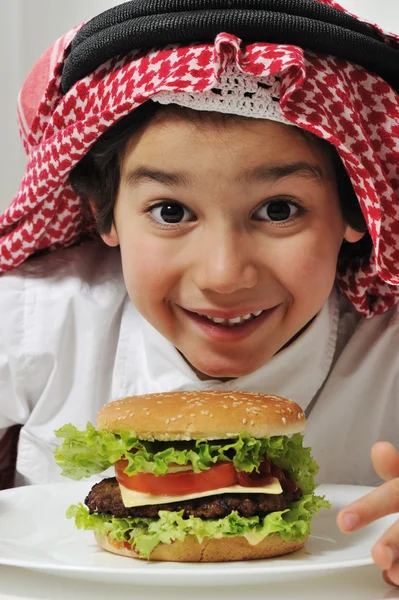 Arabská kid s burger — Stock fotografie