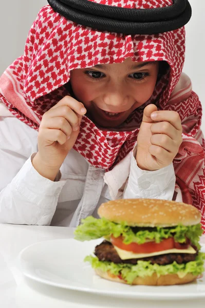 Ближневосточный мальчик с гамбургером — стоковое фото