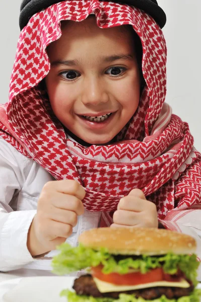 Niño con hamburguesa — Foto de Stock