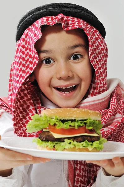 Niño con hamburguesa con queso — Foto de Stock