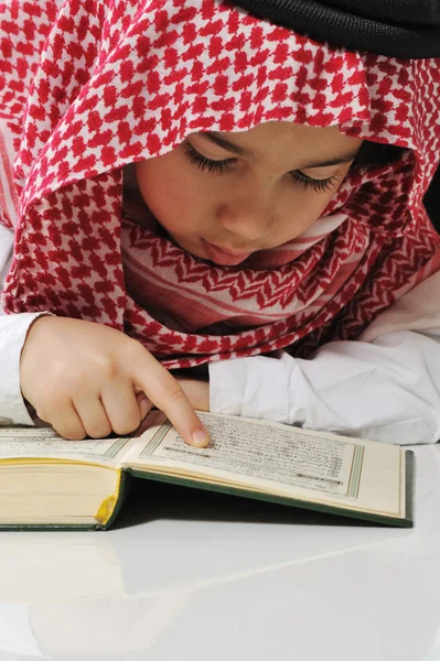 Garçon musulman lisant le Coran — Photo