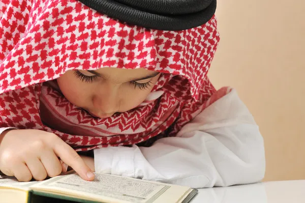 Menino muçulmano lendo Alcorão — Fotografia de Stock