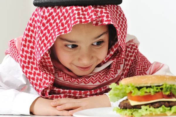 Enfant mignon avec hamburger — Photo