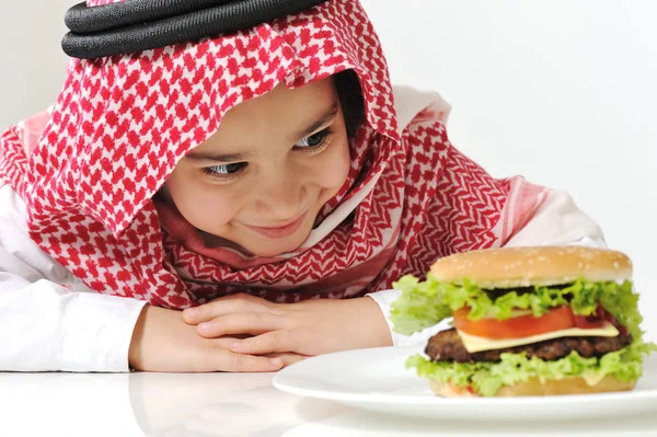 Criança bonito com hambúrguer — Fotografia de Stock
