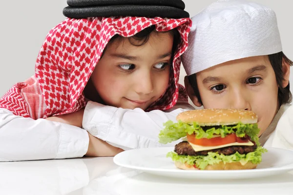 Arabo due bambini piccoli con grande hamburger — Foto Stock
