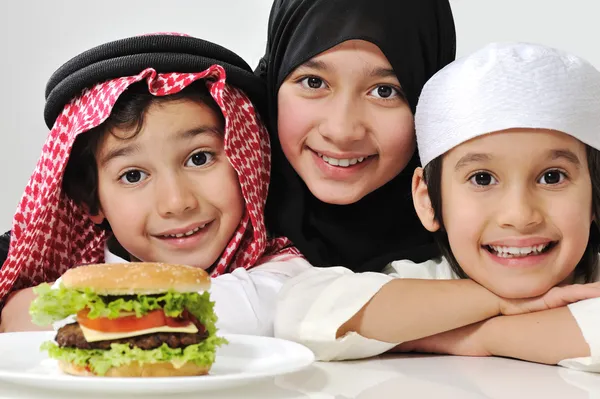 Arabic family children with burger — Stock Photo, Image