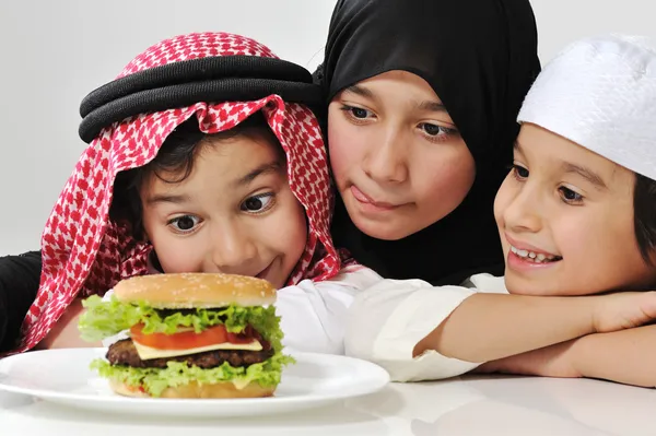 Famiglia araba bambini con hamburger — Foto Stock