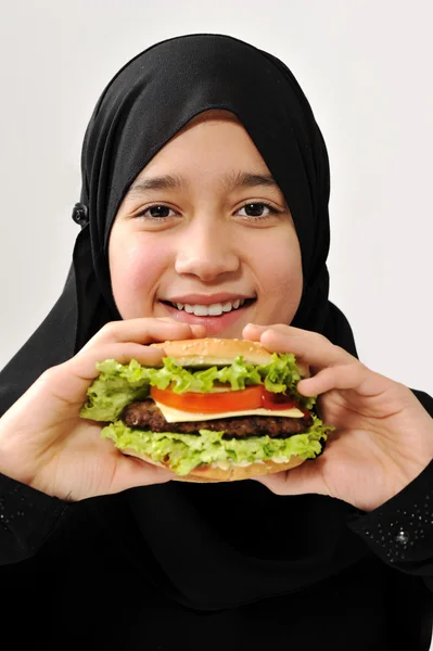 Menina árabe com hambúrguer — Fotografia de Stock