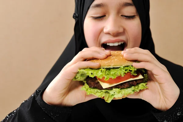 Ιδιαίτερο σχήμα αραβικού κορίτσι τρώει το μπέργκερ — Φωτογραφία Αρχείου