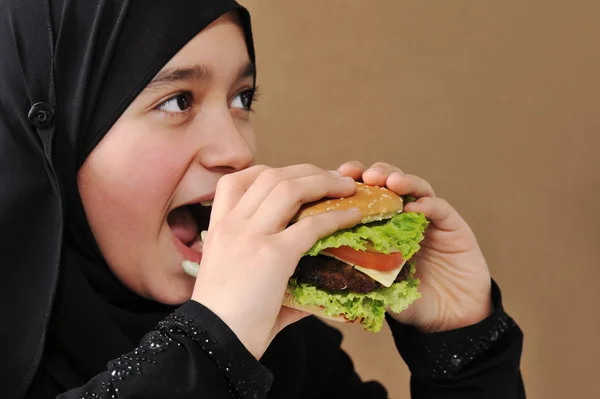 Eszik hamburgert Arab lány — Stock Fotó