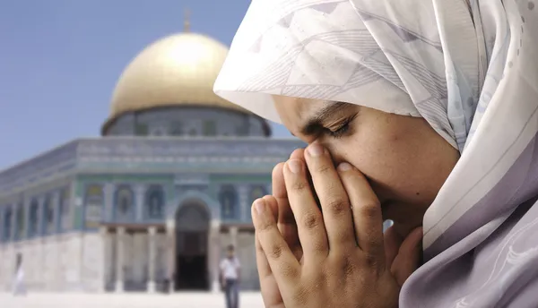 Ledsen arabiska muslimska kvinnan i jerusalem quds — Stockfoto