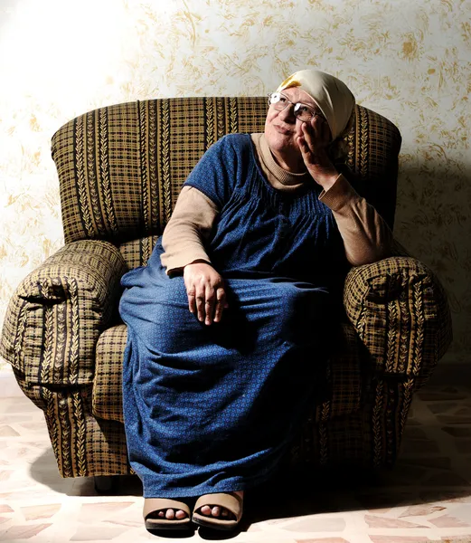 Äldre kvinna på soffa — Stockfoto
