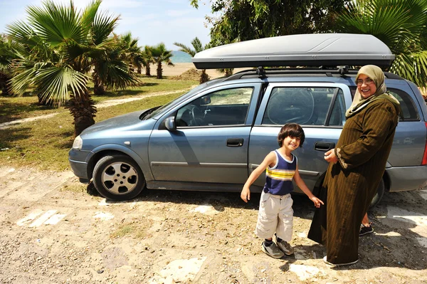 Mor och barn som reser med bil — Stockfoto