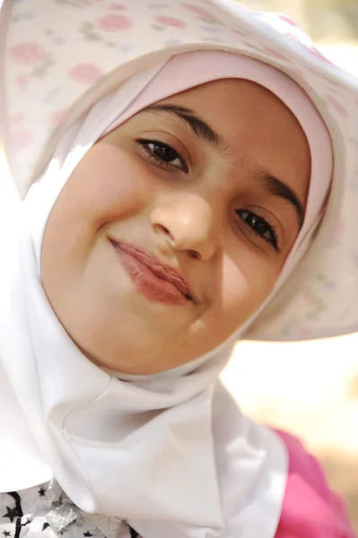 Uśmiechający się mała dziewczynka, odkryty portret — Zdjęcie stockowe