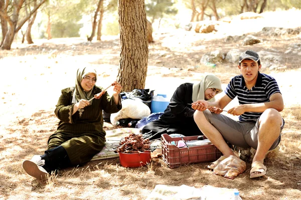 Família árabe em piquenique na natureza — Fotografia de Stock