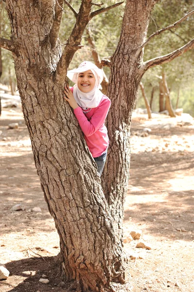Malá holčička v skautského tábora, lesní příroda — Stock fotografie