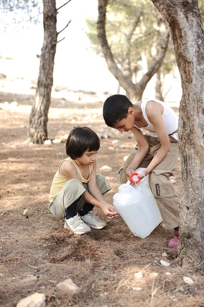 Помощь в мытье рук с водой в природе, детский летний лагерь — стоковое фото