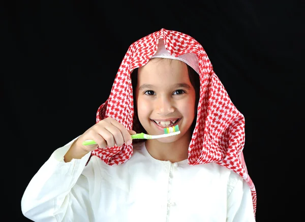 Menino árabe com escova de dentes — Fotografia de Stock