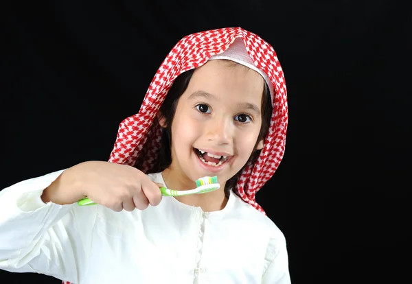 阿拉伯文男孩用牙刷 — 图库照片