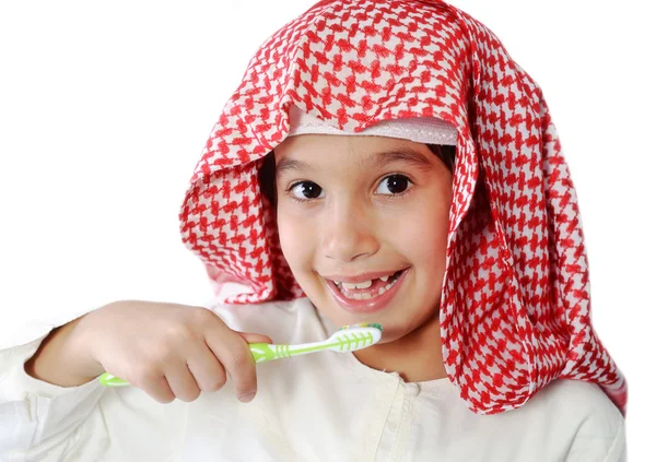 Niño árabe con cepillo de dientes —  Fotos de Stock