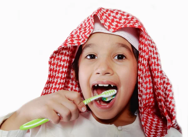 Menino árabe com escova de dentes — Fotografia de Stock